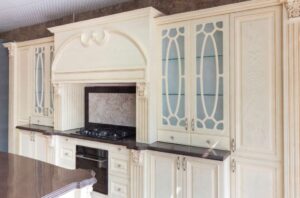 مدل کابینت ممبران روشن با صفحه سنگ مشکی