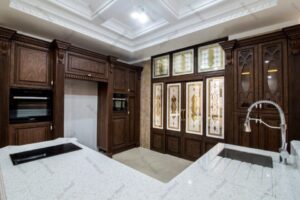 طراحی آشپزخانه لوکس با کابینت روکش چوب و سقف کناف سفید