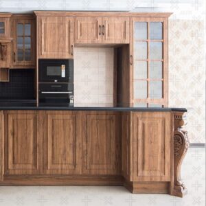 طراحی آشپزخانه مدرن با کابینت روکش چوب و کاشی بین کابینتی مشکی