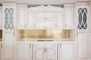 کابینت کلاسیک روکش چوب سفید طلایی با جزیره آشپزخانه