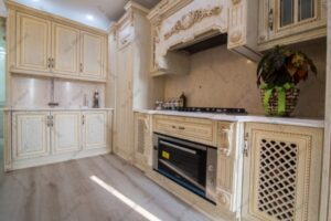 آشپزخانه لوکس با کابینت روکش چوب طرح کلاسیک