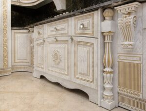 ترکیب رنگ سفید و طلایی در بدنه و تزئینات کابینت