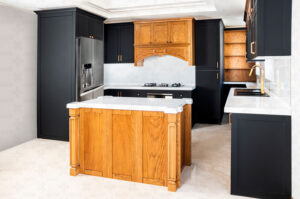 کابینت آشپزخانه مشکی با روکش چوب بلوط و صفحه رویه سفید