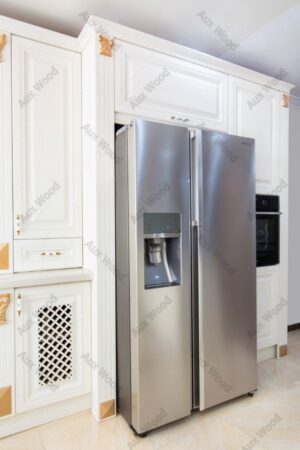 کابینت آشپزخانه روکش چوب سفید با تزئینات طلایی و یخچال دوقلو