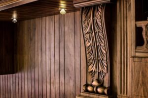 کابینت روکش چوب روشن با جزئیات منبت‌کاری