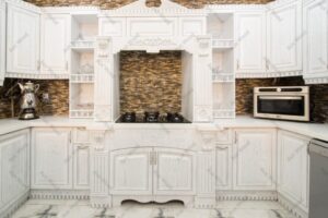 طراحی آشپزخانه کلاسیک با کابینت روکش چوب سفید و صفحه سنگ
