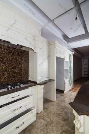 آشپزخانه کلاسیک با کابینت روکش چوب و جزیره مرکزی