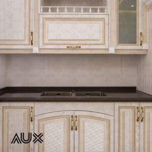 طراحی آشپزخانه کلاسیک با کابینت روکش چوب و دستگیره طلایی