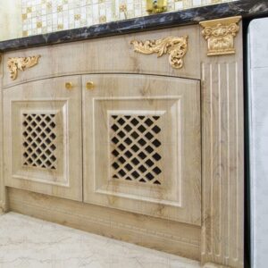 دکوراسیون آشپزخانه سلطنتی با کابینت روکش چوب و سرستون منبت