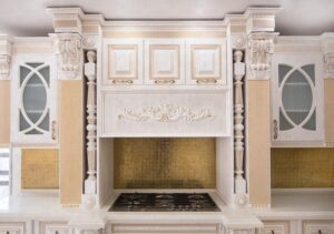 طراحی آشپزخانه لاکچری با کابینت سفید و طلایی