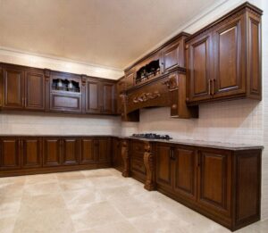 آشپزخانه کلاسیک ایرانی با کابینت روکش چوب و طراحی منبت‌کاری