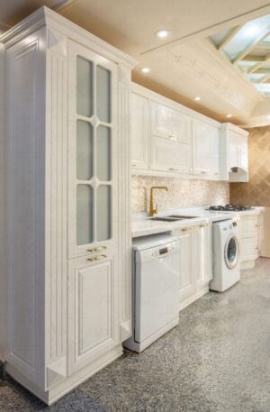 آشپزخانه کلاسیک با کابینت روکش چوب رنگ روشن