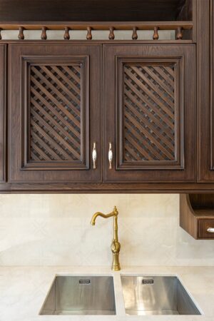 ترکیب رنگ قهوه‌ای تیره کابینت با صفحه‌سنگ کرم