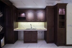 کابینت روکش چوب تیره با هود مخفی و فضای پخت و پز مدرن