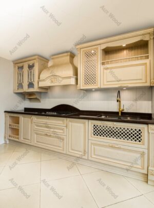 طراحی آشپزخانه کلاسیک با کابینت روکش چوب و دستگیره طلایی