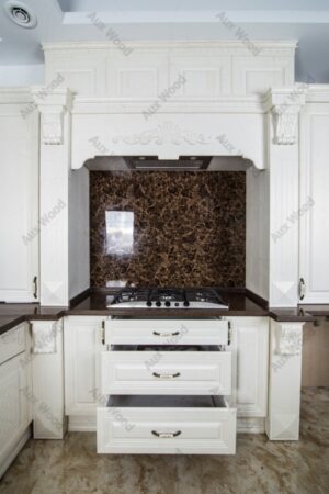 طراحی آشپزخانه لوکس با روکش چوب و سنگ طبیعی قهوه‌ای