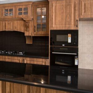 طراحی آشپزخانه مدرن با کابینت روکش چوب و کاشی بین کابینتی مشکی