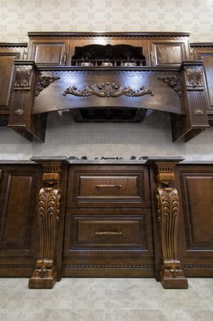 کابینت آشپزخانه کلاسیک با روکش چوب طبیعی و جزیره مرکزی طراحی کابینت چوبی آشپزخانه با جزئیات منبت و صفحه سنگی