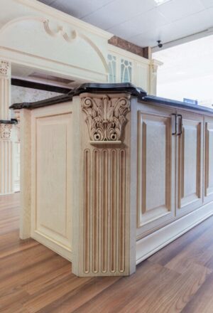 مدل کابینت آشپزخانه کلاسیک با ستون و سرستون منبت