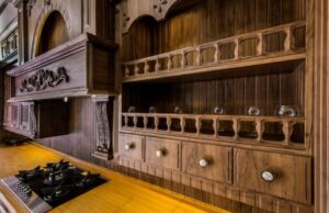 کابینت روکش چوب روشن با جزئیات منبت‌کاری