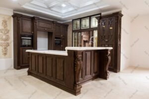 آشپزخانه کلاسیک با کابینت روکش چوب و شیشه‌های دکوراتی