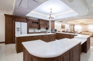دکوراسیون آشپزخانه کلاسیک با کابینت روکش چوب و جزیره بزرگ