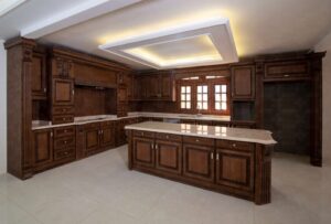 کابینت کلاسیک با روکش چوب قهوه ای