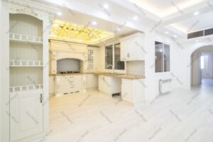آشپزخانه لوکس با کابینت روکش چوب سفید