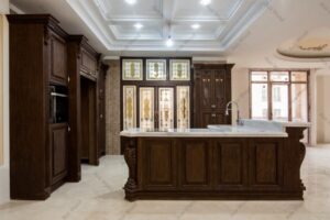 آشپزخانه کلاسیک با کابینت روکش چوب و شیشه‌های دکوراتی