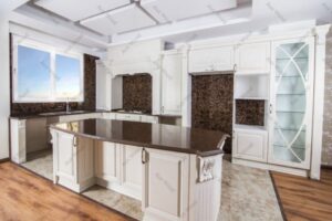 کابینت روکش چوب کرم با جزئیات منبت‌کاری و سنگ تیره