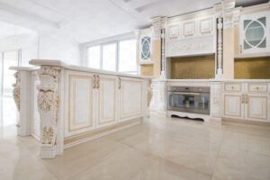 کابینت سفید طلایی با جزیره و ویترین شیشه‌ای