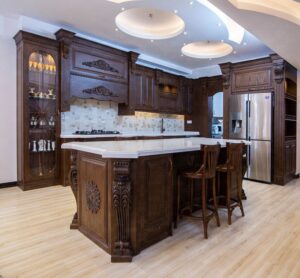 کابینت چوبی آشپزخانه با دستگیره‌های طلایی و طراحی مجلل