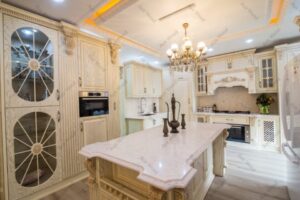 دکوراسیون آشپزخانه کلاسیک با کابینت روکش چوب و جزیره مرکزی