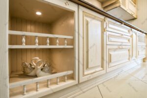 آشپزخانه کلاسیک با کابینت روکش چوب و جزئیات منبت‌کاری