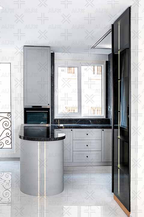 اشپزخانه کوچک و کابینت های طوسی به همراه جزیره منحنی