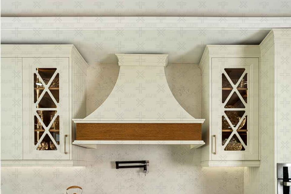 هود و کابینت های چوبی و شیشه ای به رنگ شیری