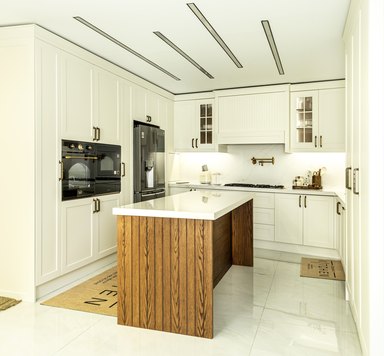 کابینت کلاسیک کرم با جزیره چوبی - آکس چوب